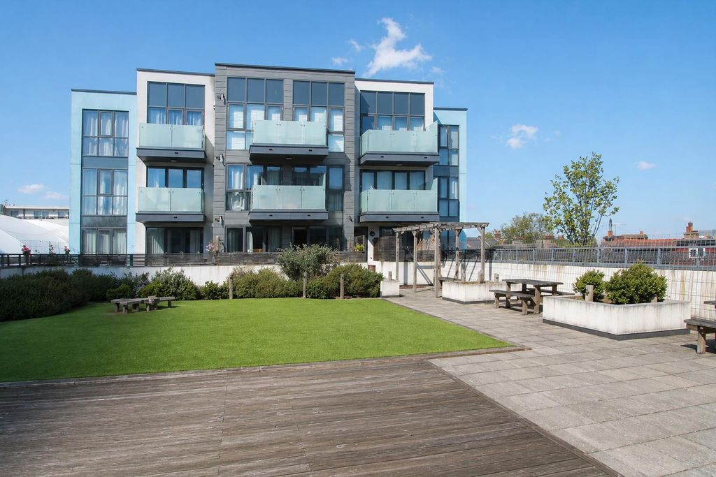 Property photo 1 of 19 Outside