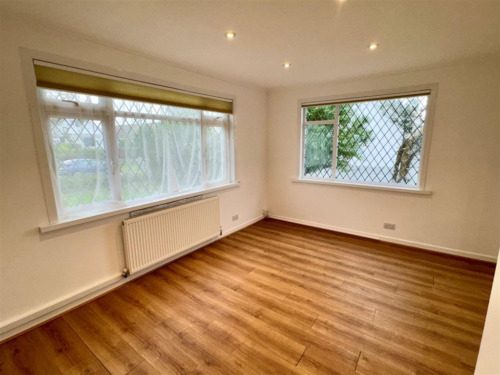 Property photo 3 of 19 18 Whitegate Road Lounge