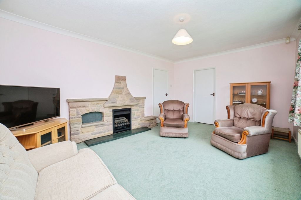 Property photo 3 of 17 Lounge