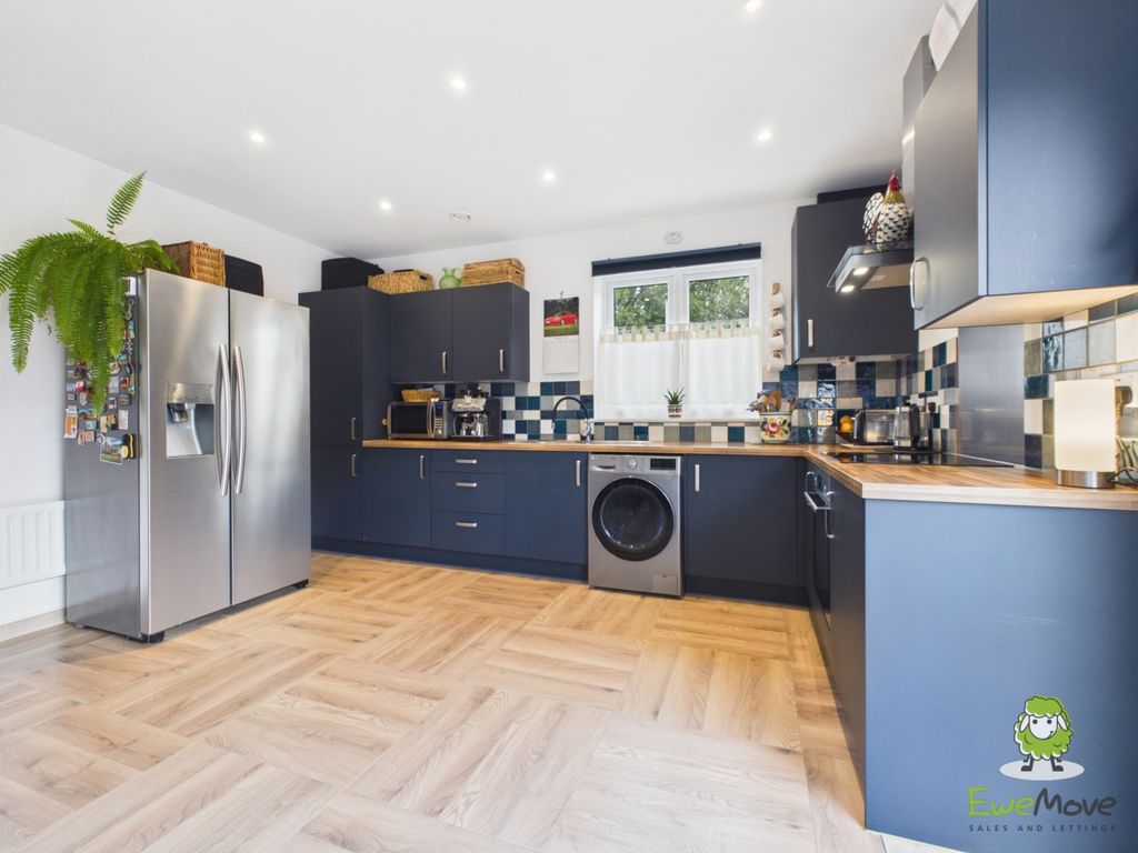 Property photo 2 of 29 Ewemove Estate Agents Basingstoke - Linseed Way