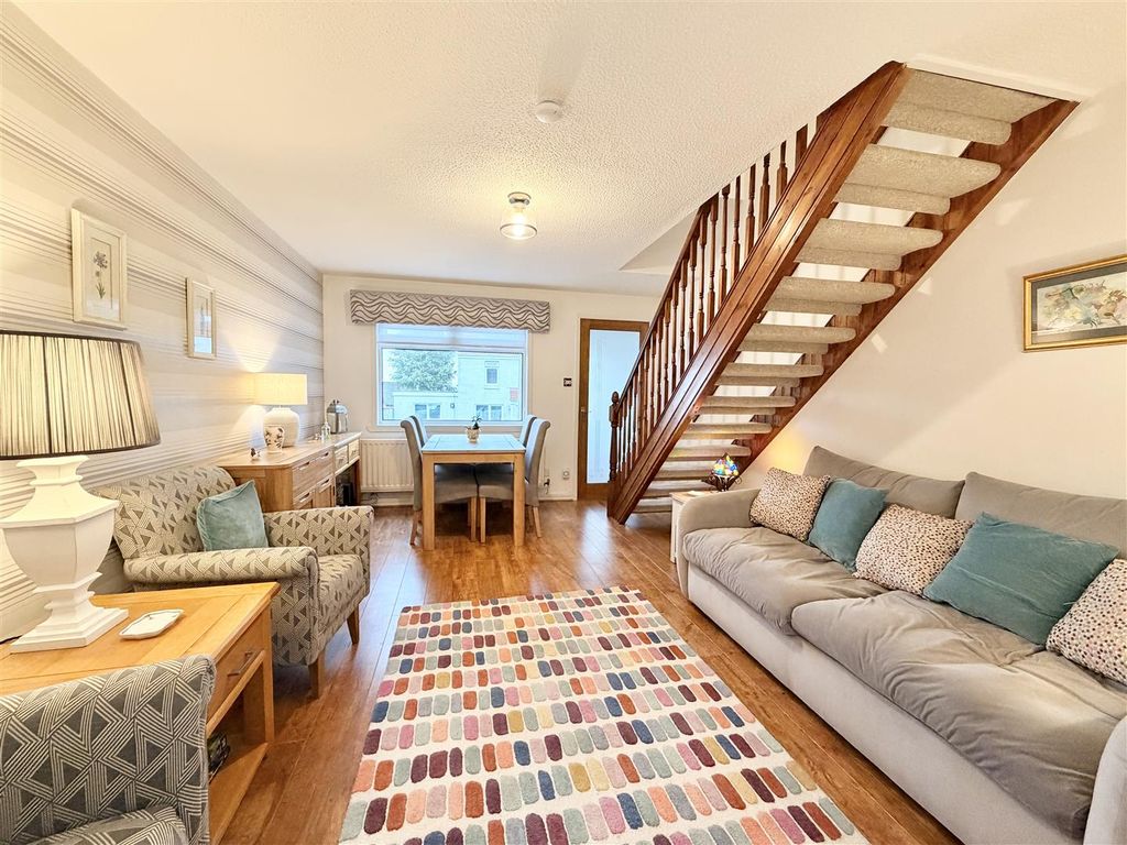 Property photo 2 of 18 Lounge