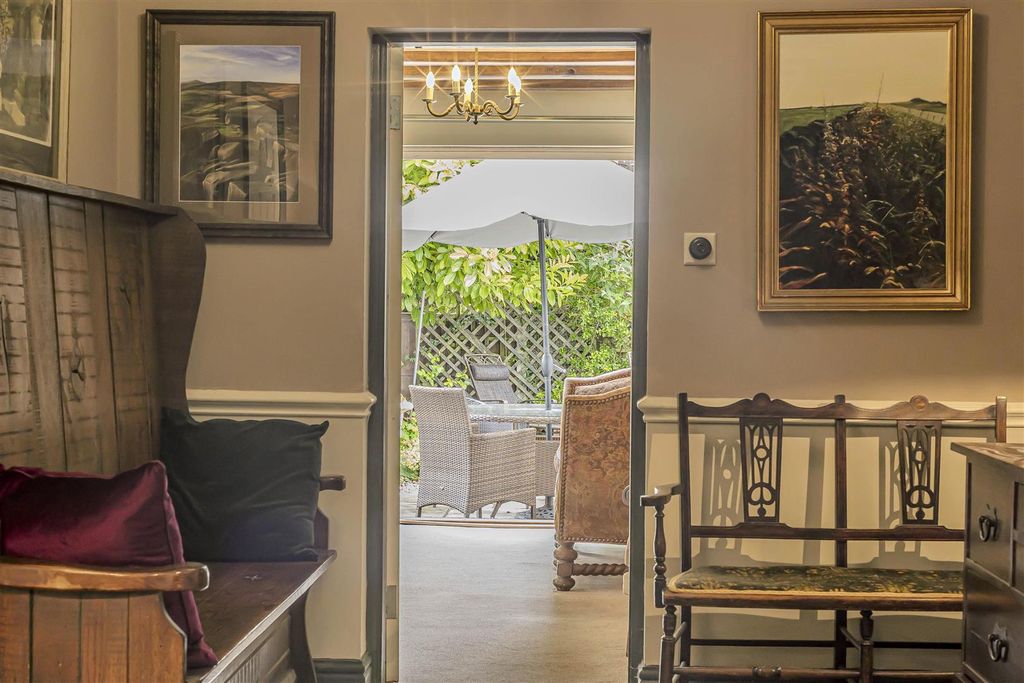 Property photo 2 of 43 Entrance Porch