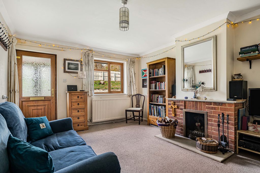 Property photo 2 of 23 Living Room (2)