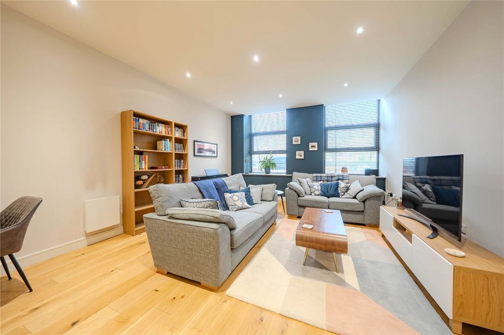 Property photo 2 of 14 Lounge