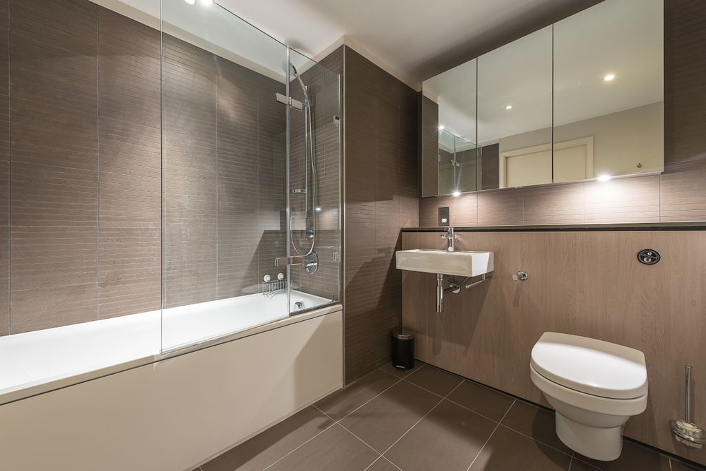 Property photo 2 of 11 Bathroom