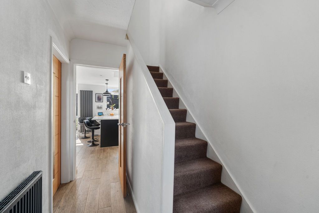 Property photo 3 of 31 Photograph 2