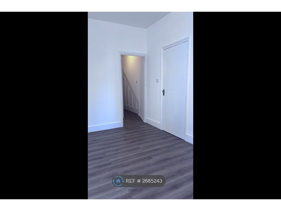 Property photo 2 of 7 Livingroom