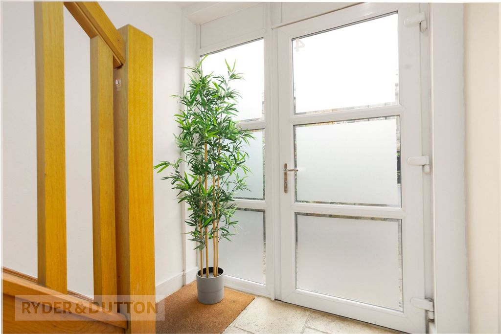 Property photo 3 of 28 Entrance Hall