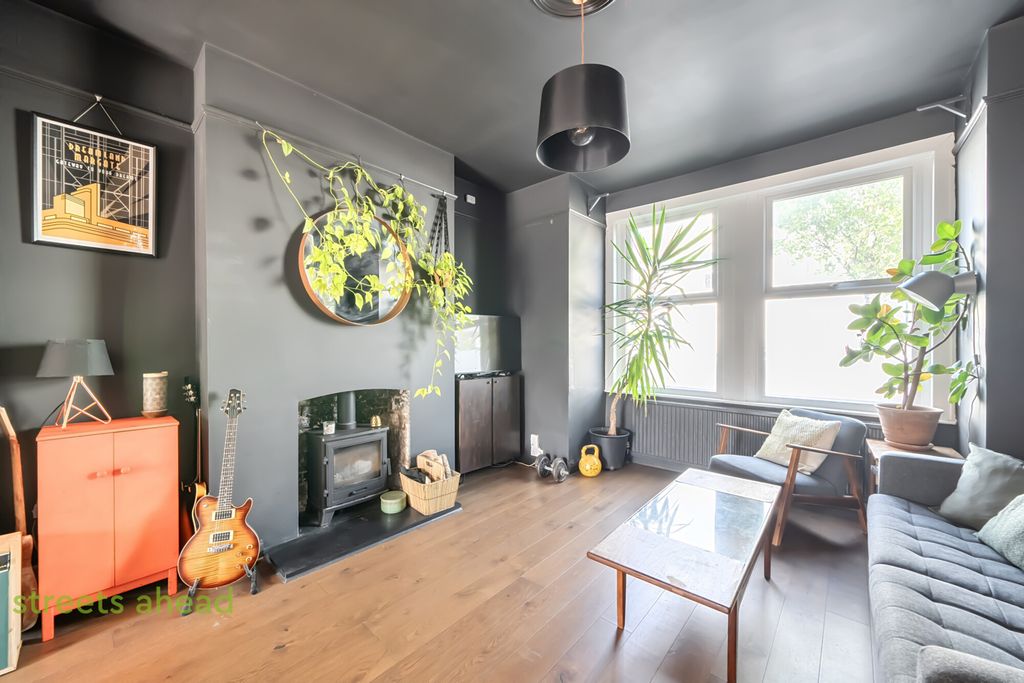 Property photo 3 of 18 c2Ab1812-27c3-40E...