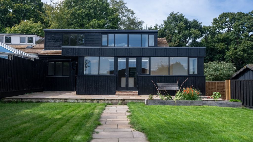 Property photo 1 of 15 Oak Cottage