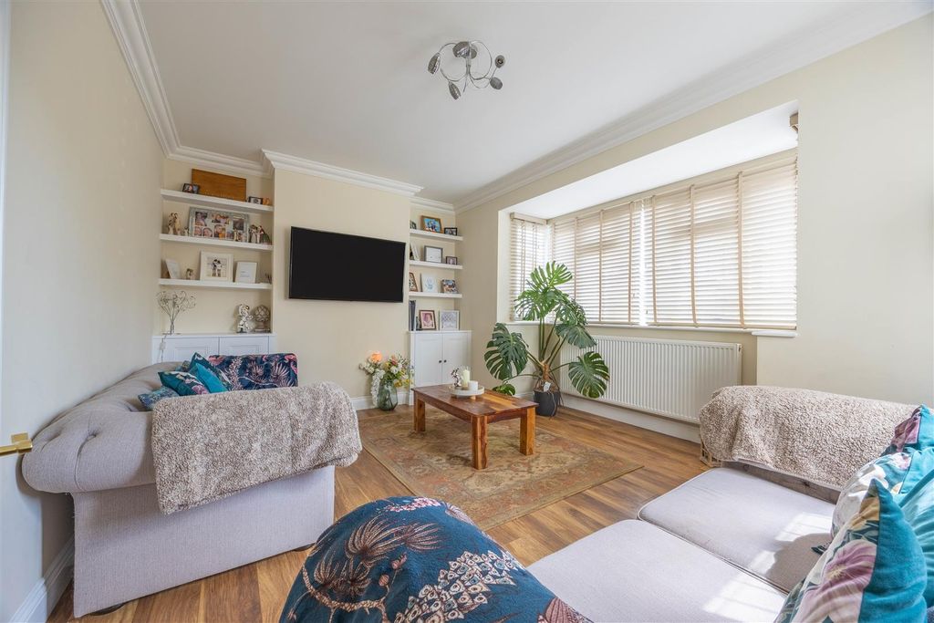 Property photo 2 of 24 Lounge