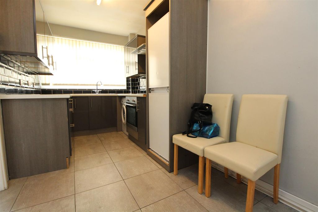 Property photo 3 of 10 Kitchen