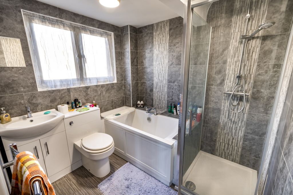 Property photo 3 of 18 Ewemove Estate Agents Scunthorpe Master Ensuite