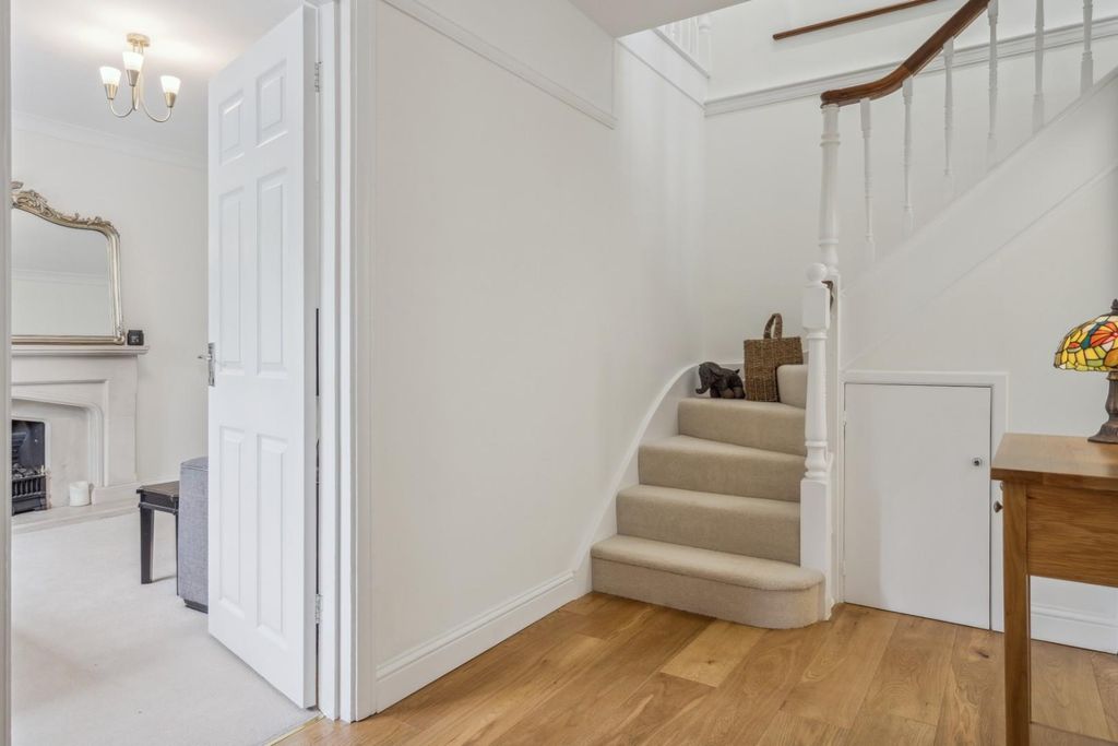 Property photo 3 of 22 Entrance Hall