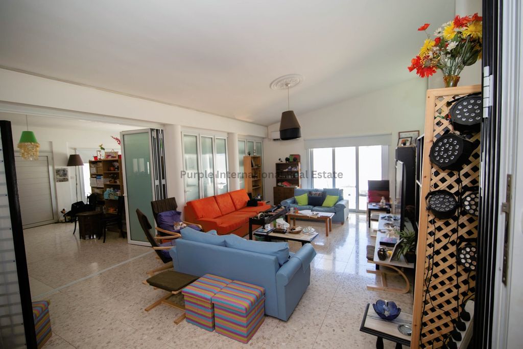 Property photo 2 of 32