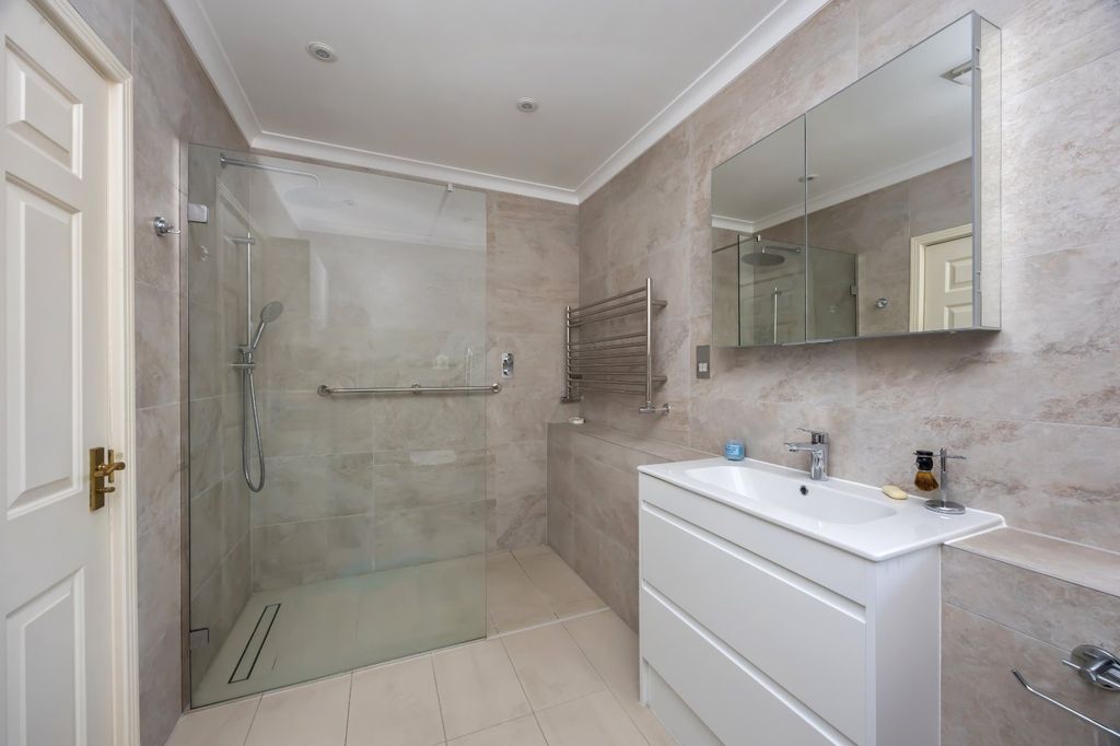 Property photo 3 of 12 Main En Suite