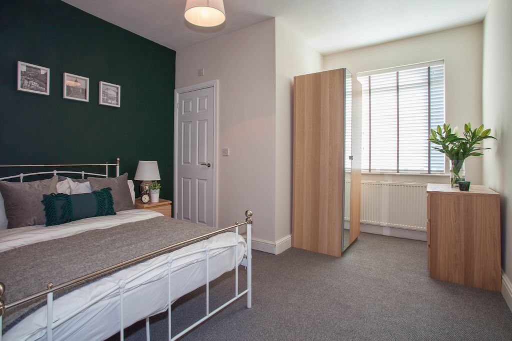 Property photo 1 of 6 Cover