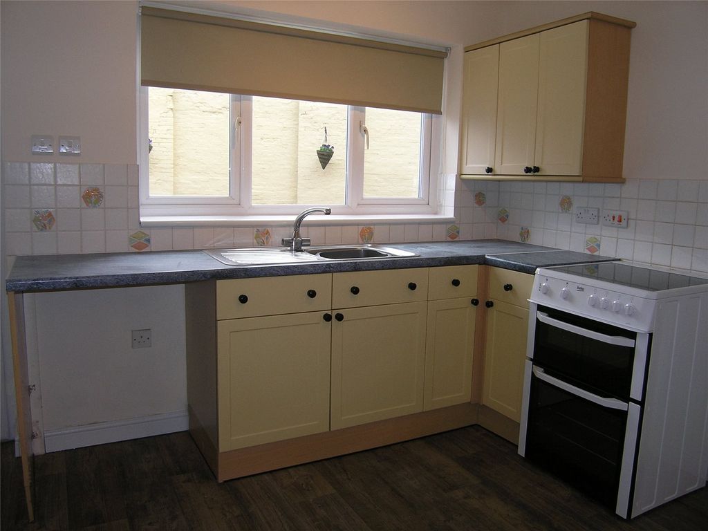 Property photo 3 of 8 Kitchen