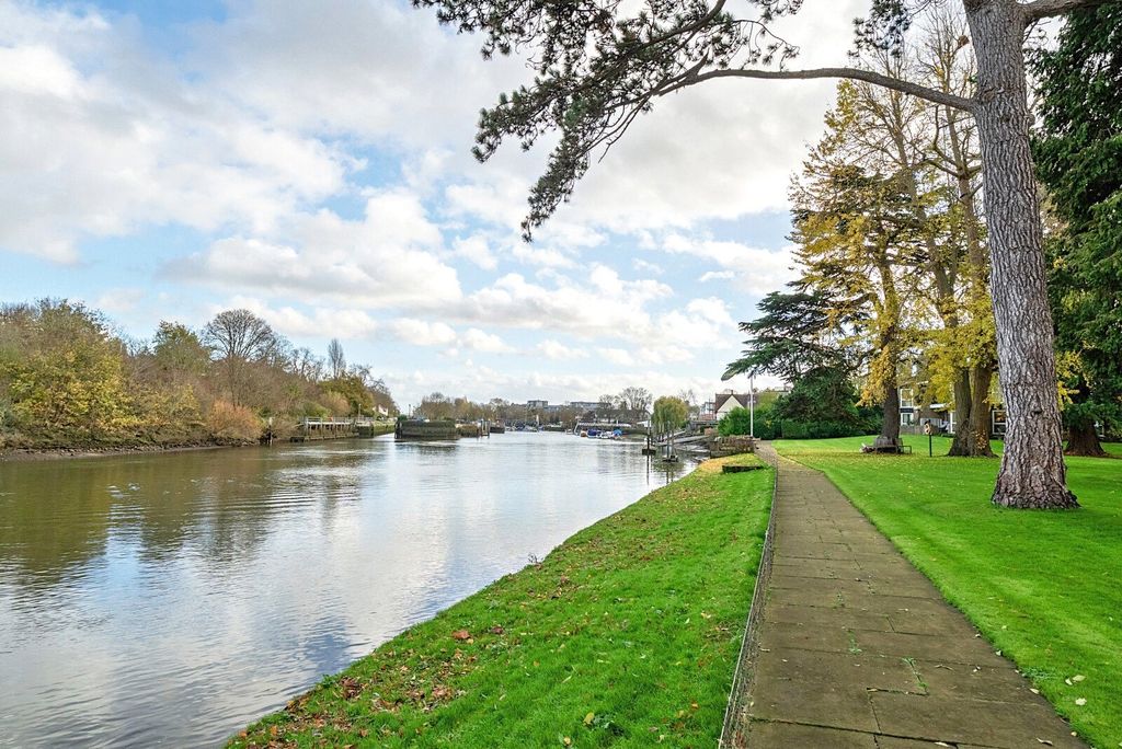 Property photo 3 of 10 Riverside