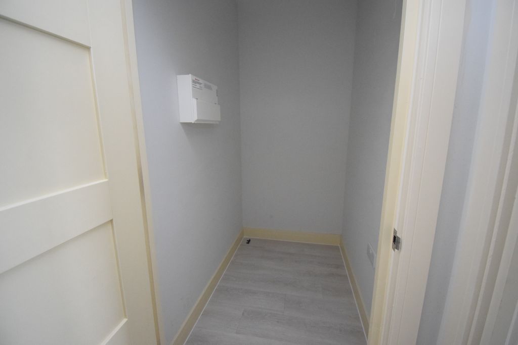Property photo 2 of 9 Cupboard