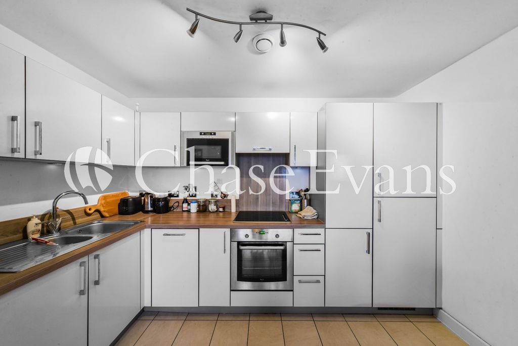 Property photo 3 of 18 Kitchen