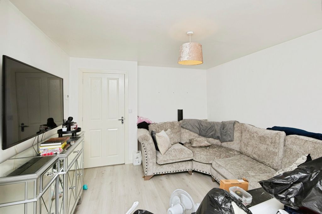 Property photo 2 of 16 Lounge