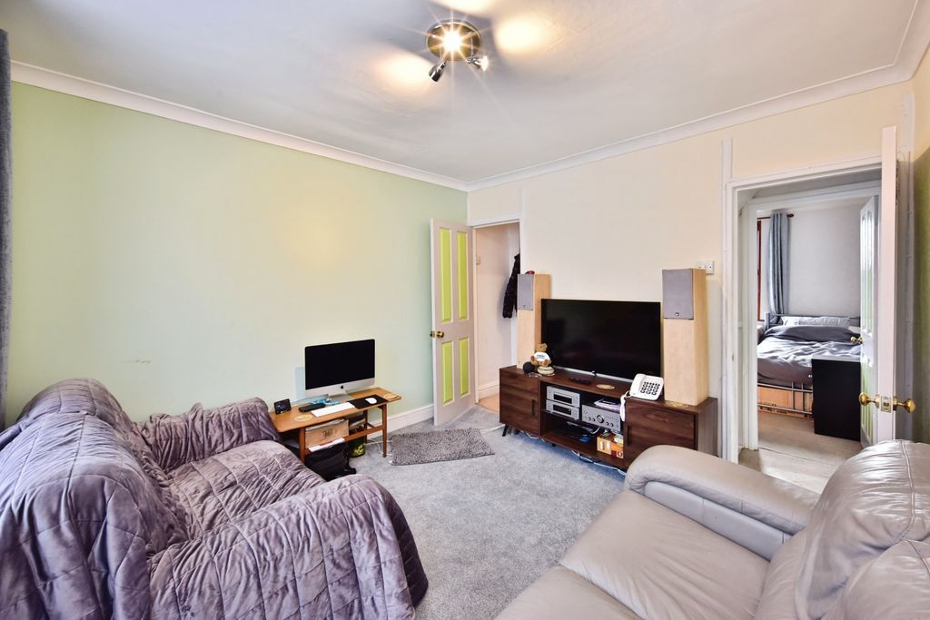 Property photo 3 of 17 Lounge