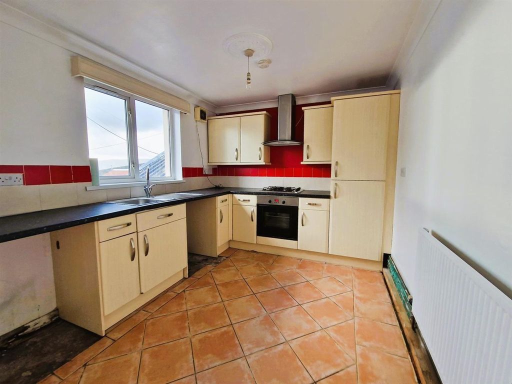 Property photo 2 of 18 Kitchen / Diner