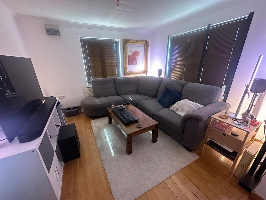 Property photo 3 of 12 Lounge.Jpg