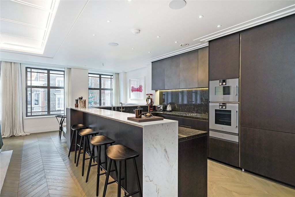 Property photo 3 of 9 Kitchen