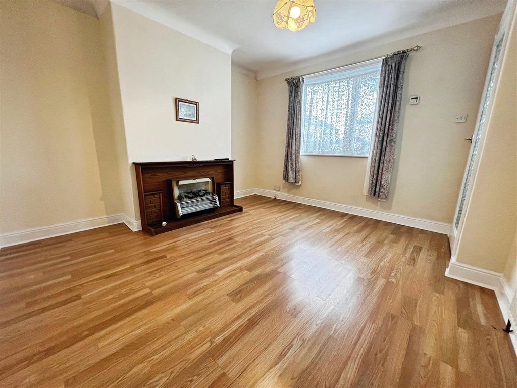 Property photo 3 of 12 Lounge