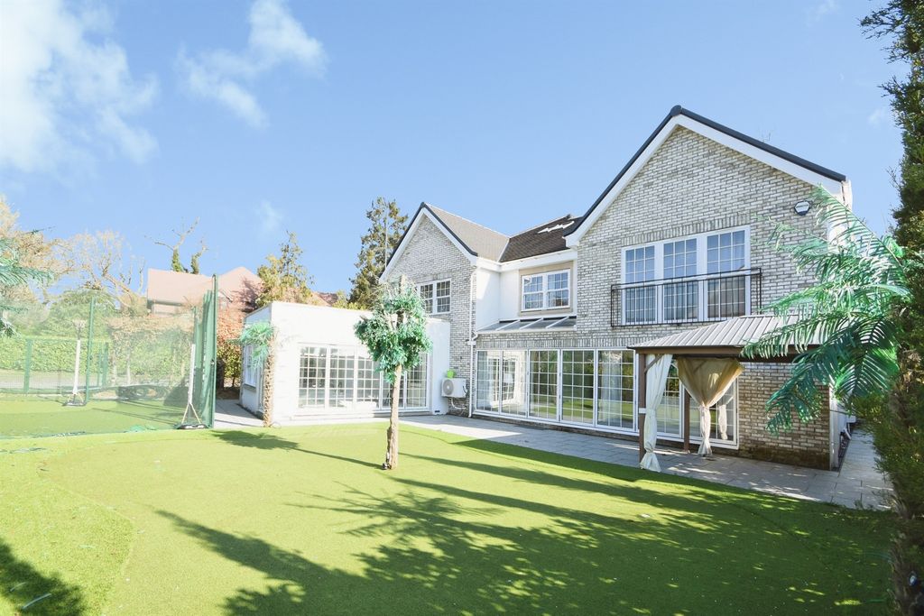 Property photo 2 of 32