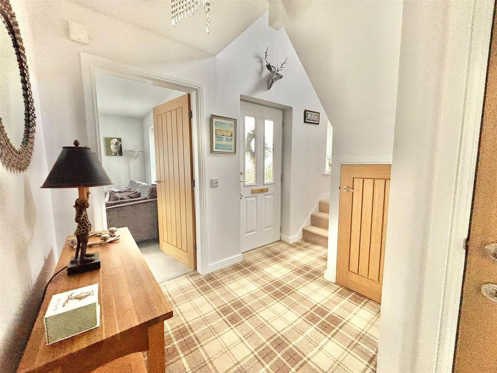 Property photo 3 of 28 Entrance Hall