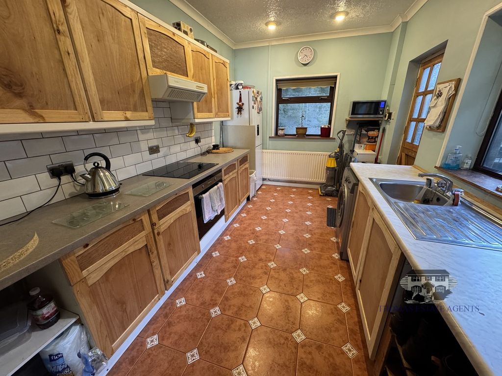 Property photo 3 of 12 Kitchen