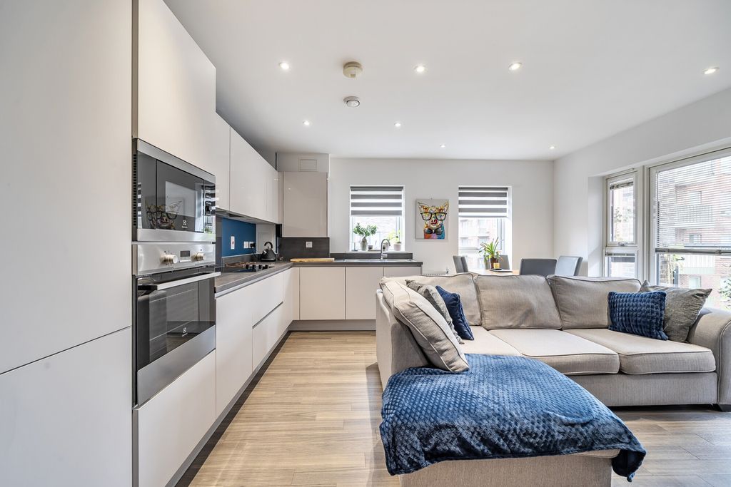 Property photo 3 of 18 1361776-8-68E90Fd...