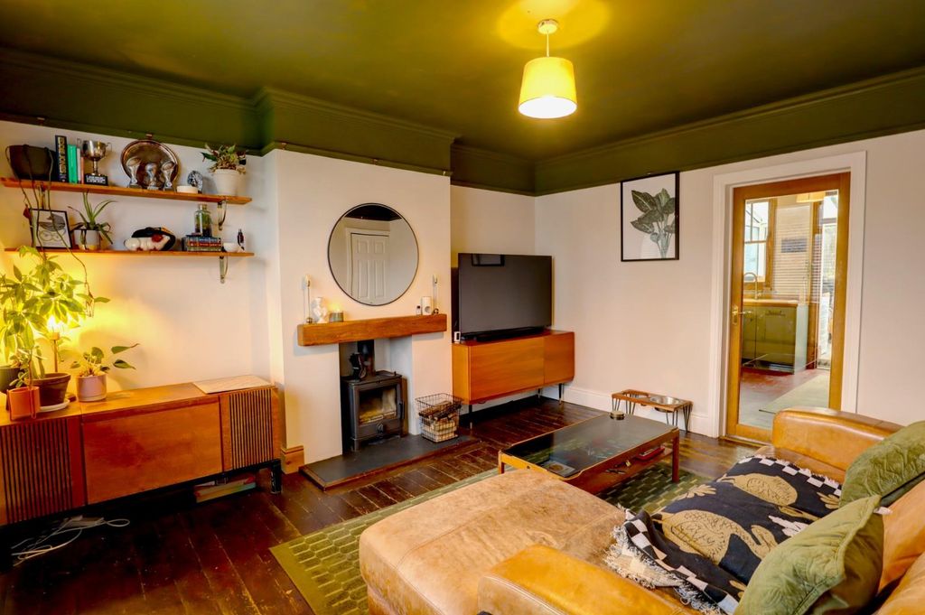 Property photo 3 of 13 Lounge