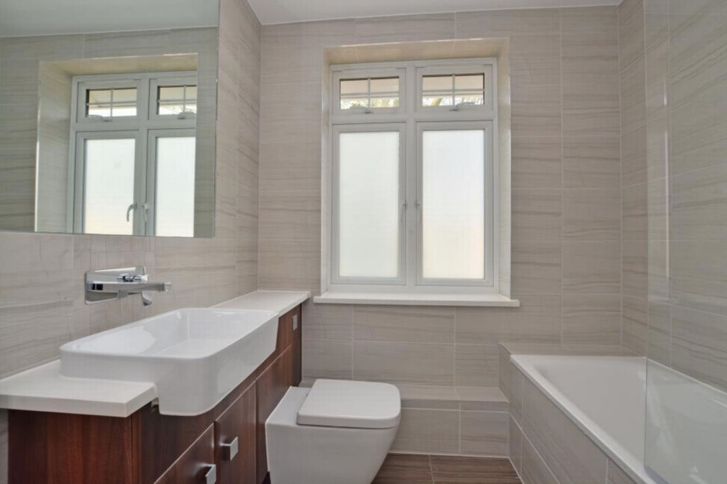 Property photo 3 of 10 Bathroom
