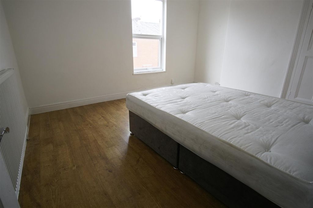 Property photo 3 of 6 Bedroom 1