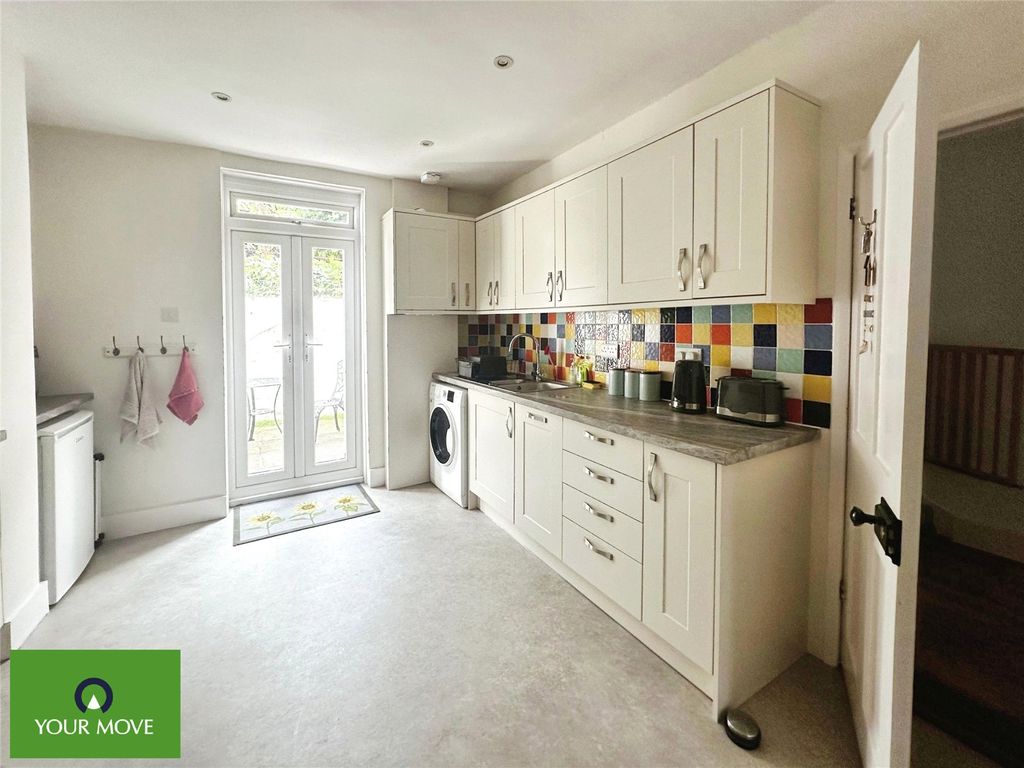 Property photo 3 of 11 Kitchen