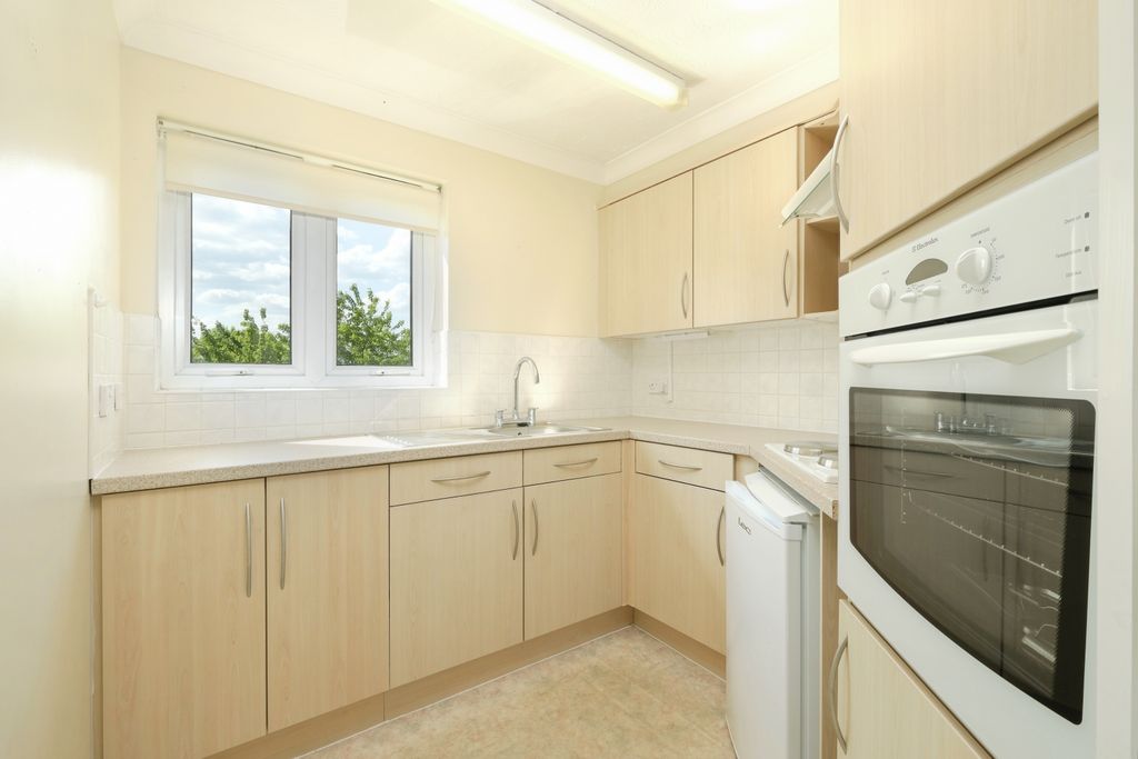 Property photo 3 of 11 Kitchen