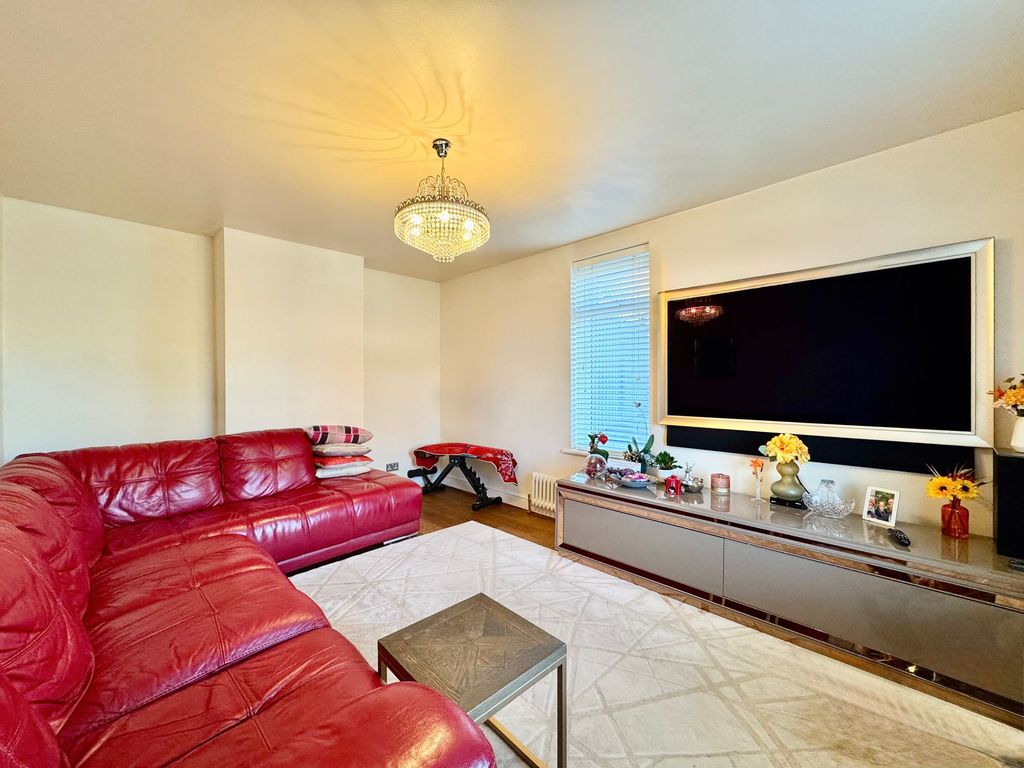 Property photo 2 of 18 Lounge