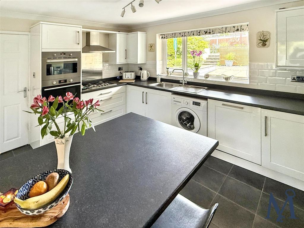Property photo 3 of 25 Kitchen