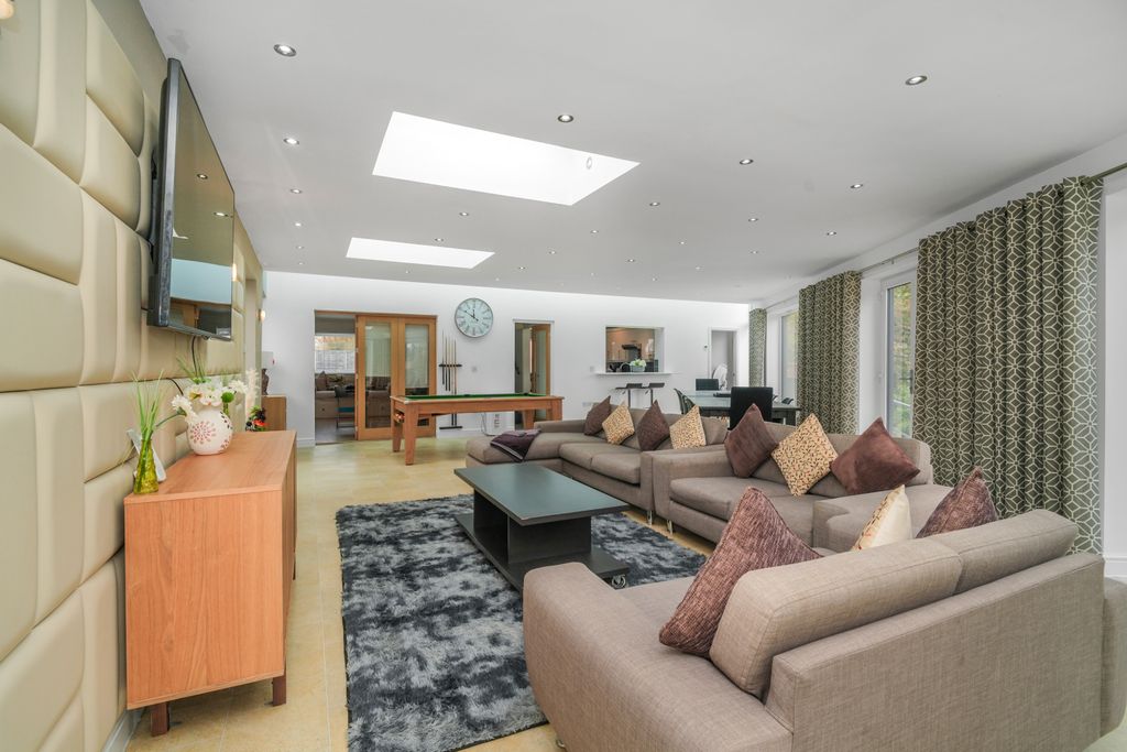 Property photo 2 of 61