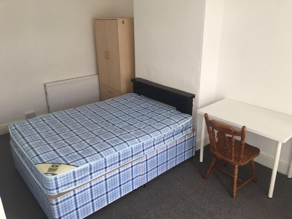 Property photo 3 of 12 This Inviting Double Bedroom Features A Comfortabl...