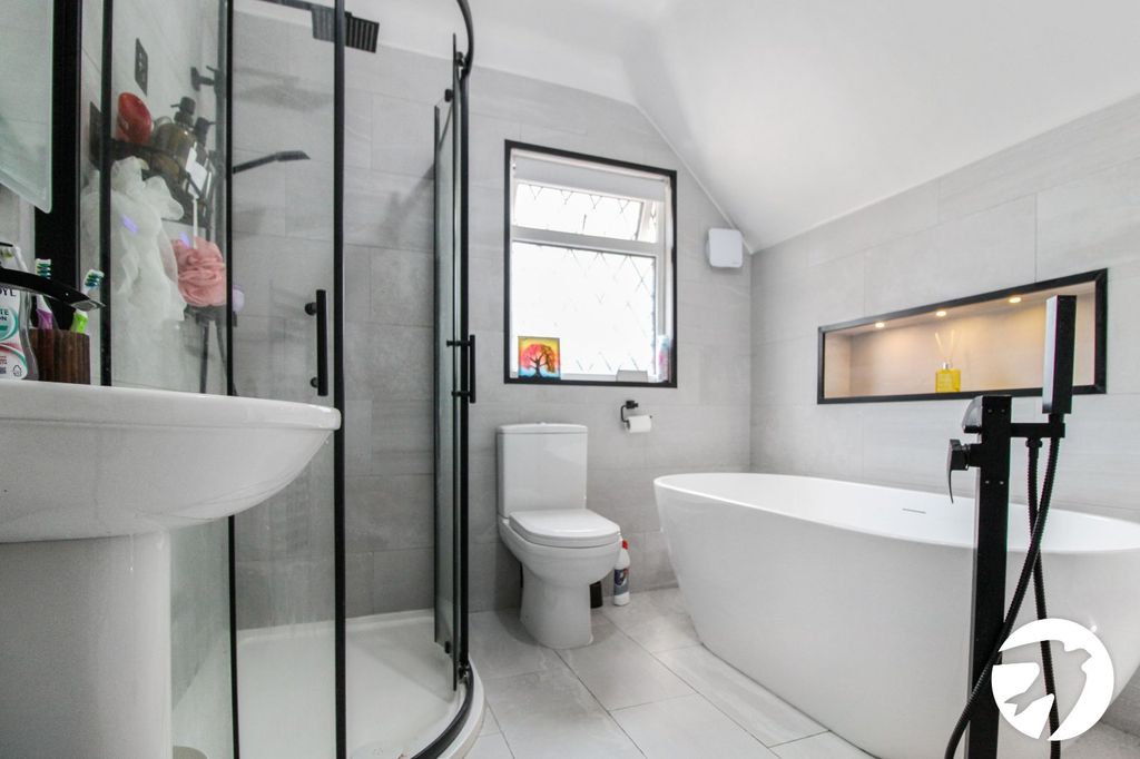 Property photo 2 of 8 Bathroom