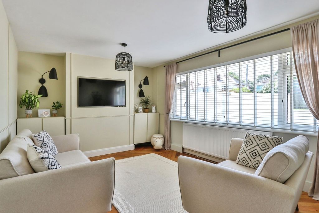 Property photo 3 of 19 Lounge