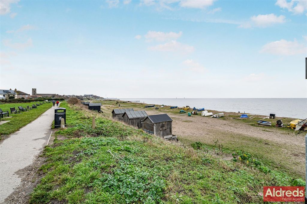 Property photo 2 of 21 Grand Ave (1).Jpg