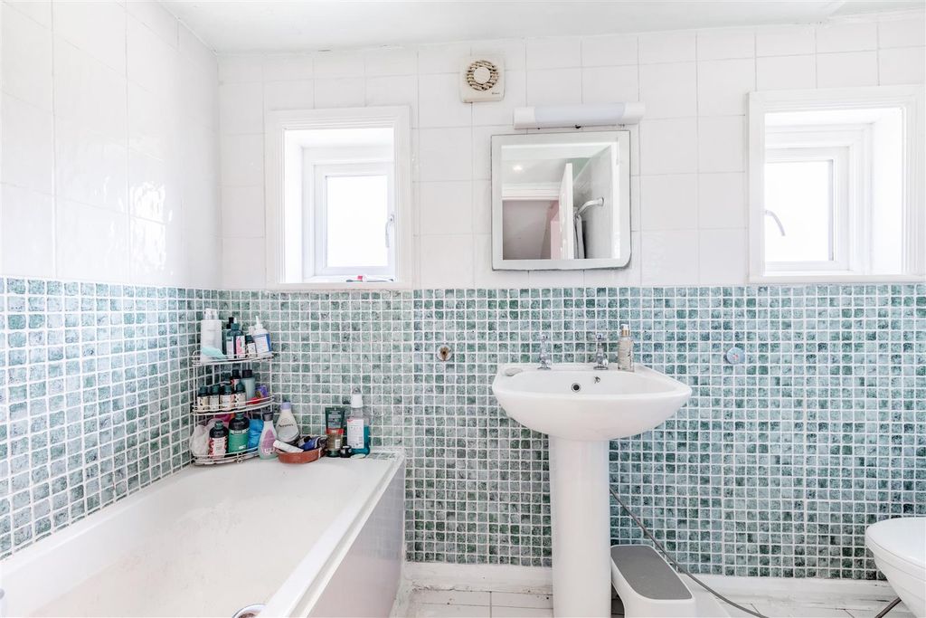 Property photo 2 of 21 Bathroom