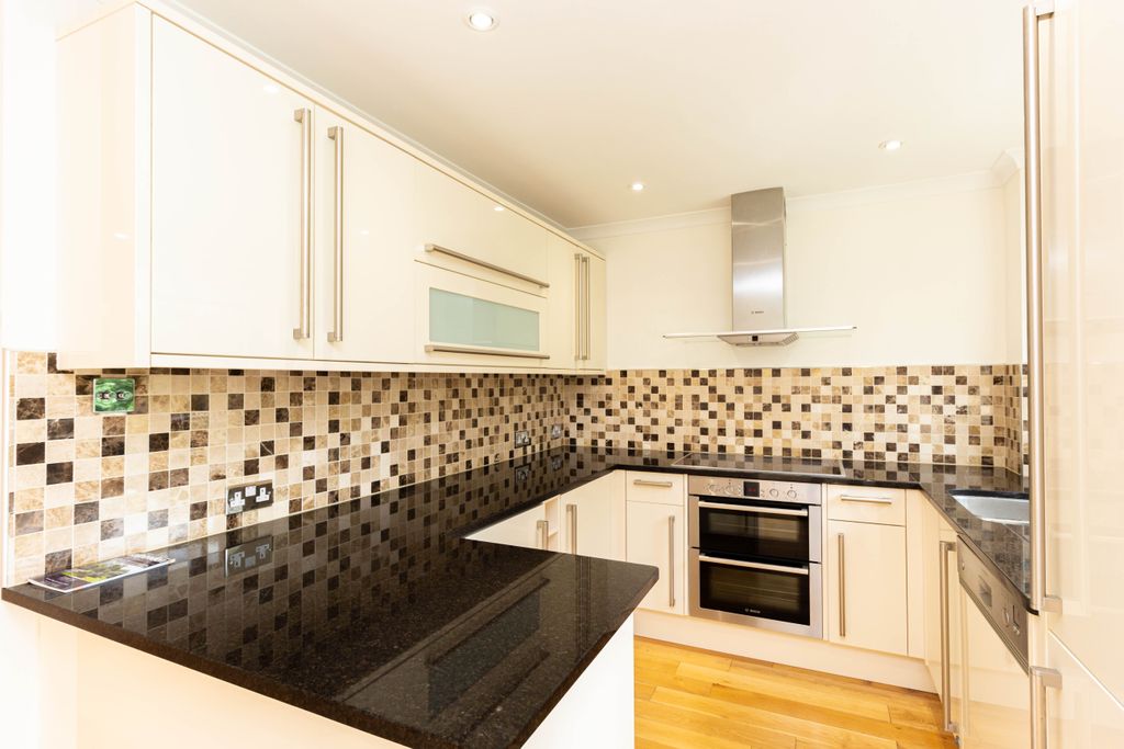 Property photo 3 of 10 Kitchen