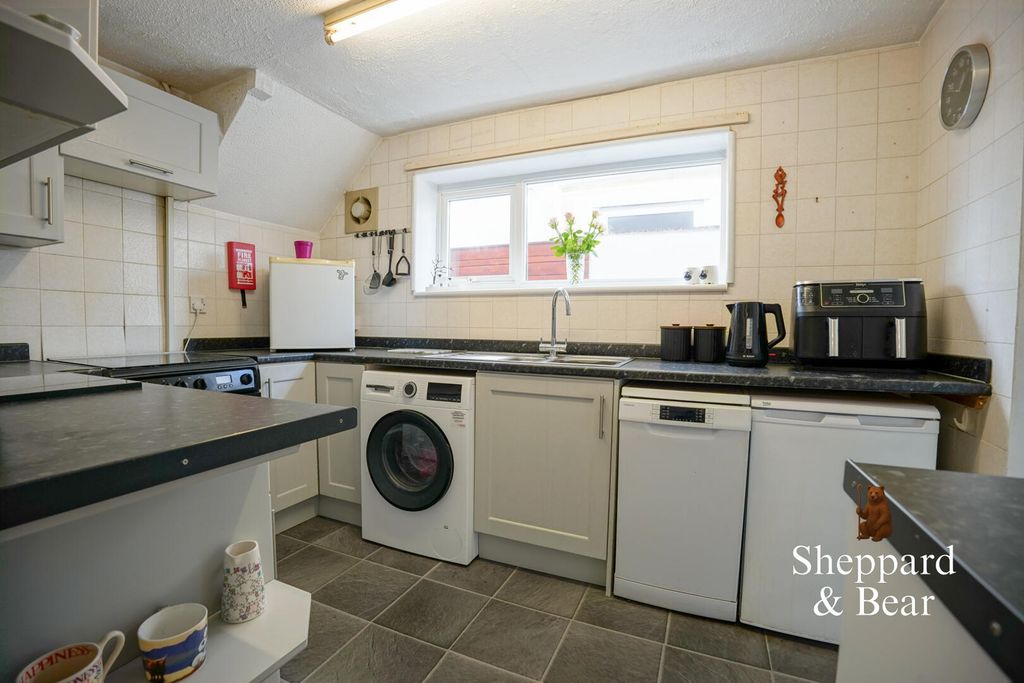 Property photo 3 of 31 Kitchen